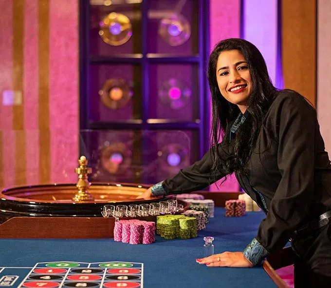 Composición artística de ruleta y cartas